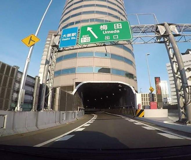 9米的大楼,位置选的非常奇特,就在阪神高速道路的11号池田线上,而从