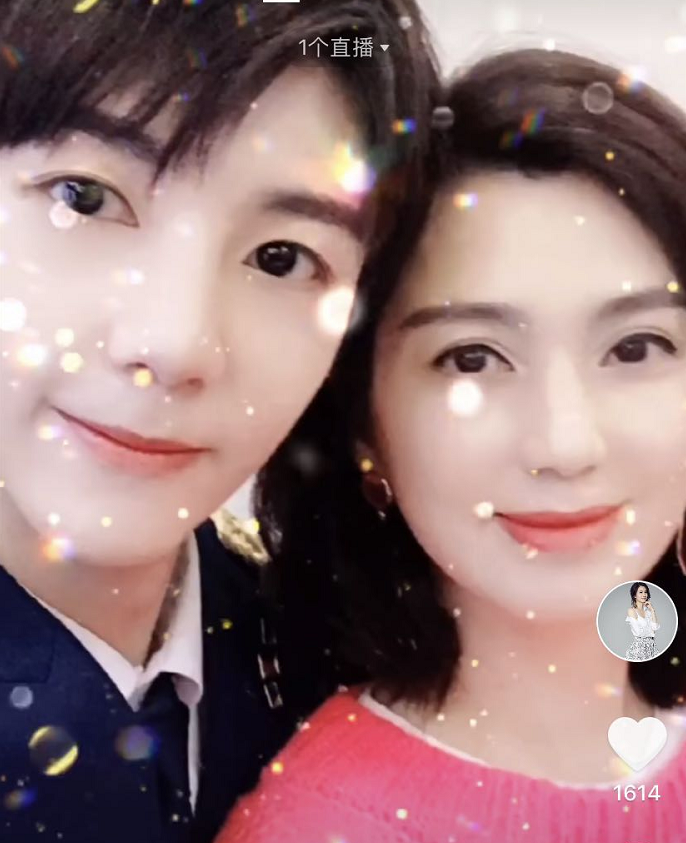 洪欣|洪欣晒与儿子张镐濂合照为考生加油，母子俩差29岁滤镜下竟像姐弟