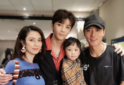 洪欣|洪欣晒与儿子张镐濂合照为考生加油，母子俩差29岁滤镜下竟像姐弟