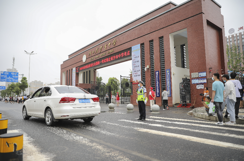 今天上午,共有14名民警在沙市中學考點值守,引導車輛有序停靠,保證