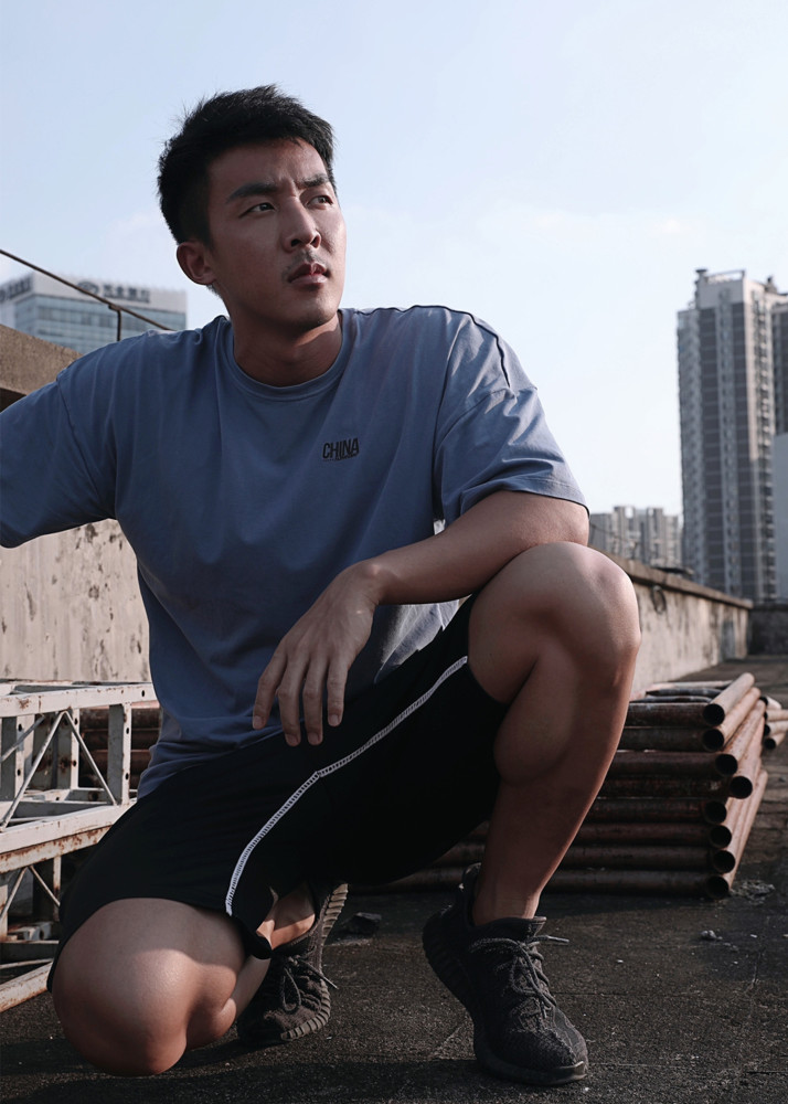 沙雕短视频里的大叔,竟然这么帅,巧克力肤色 健硕身材:慕了!