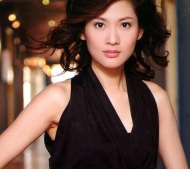 曾是凤凰卫视主持人,婚后与冯小刚夜宿8小时,被豪门老公赶出家门