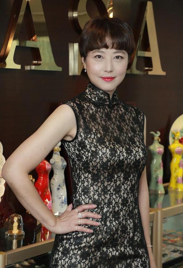53岁周海媚身材惊艳,一袭黑色旗袍性感妩媚,搭配黑色丝袜显时髦