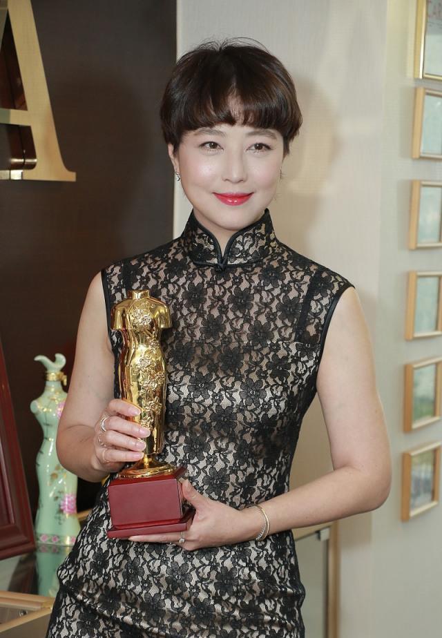 53岁周海媚身材惊艳,一袭黑色旗袍性感妩媚,搭配黑色丝袜显时髦