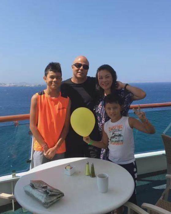 55岁史可近照状态好嫁富豪老公幸福至今两个混血儿子颜值颇高