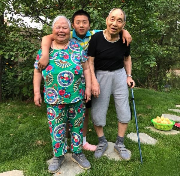 教子有方邓亚萍儿子为姥爷理发14岁已经进入到北京二队