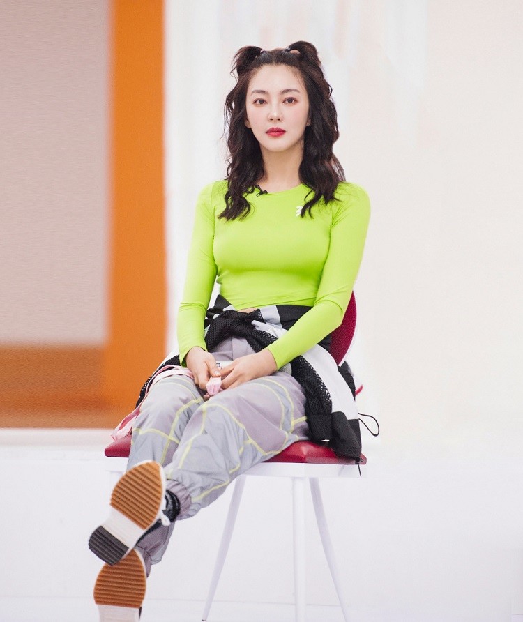 张雨绮|张雨绮帮拒绝蓝盈莹后，又教李斯丹妮跟公司要机会，性格太酷了