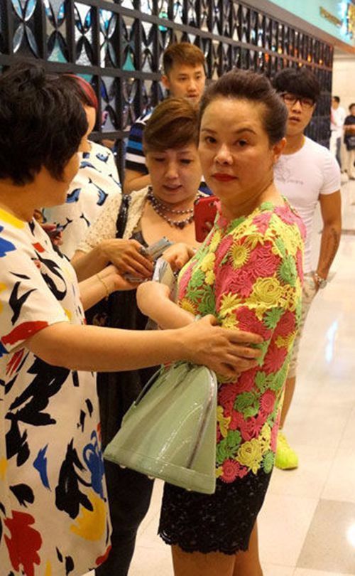 孙俪妈妈从头到脚都不服老,穿蕾丝短裤化浓妆,脸坑洼却又真实!