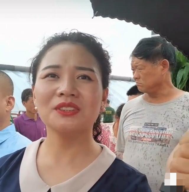 广场上袁庆见大衣哥笑容满面,给大衣嫂打伞缩眉头网友:区别大