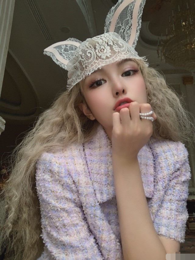 周扬青|周扬青逛超市大凹造型，蹦蹦跳跳开心比V，细直长腿全程抢镜