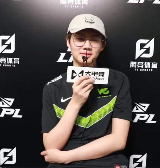 小乐言离开ig完全放飞自我成年直播首秀与包子打赌父子局
