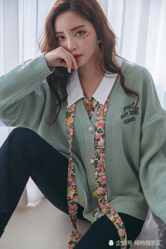 金贞姬花样领带娇俏毛衣外套_腾讯新闻