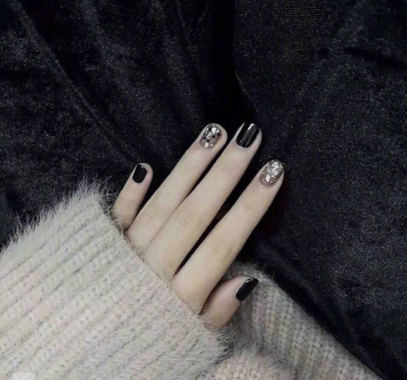 黑色美甲搭配亮片玻璃星空美甲,闪闪惹人爱,是暗黑系的土豪小姐姐了.