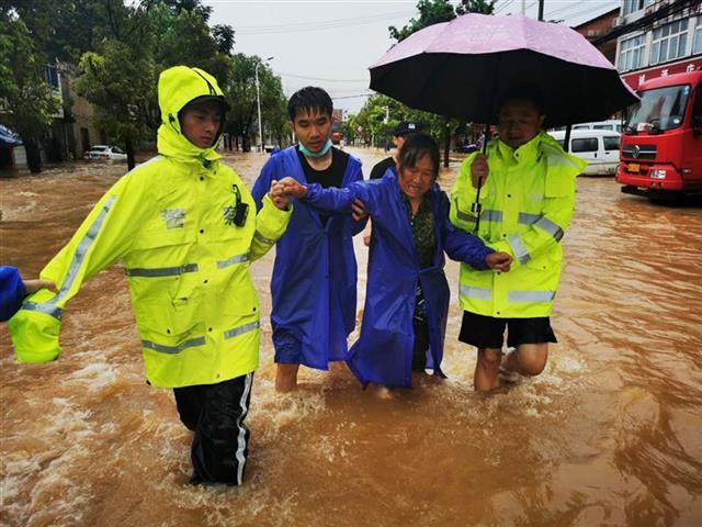 【大楚资讯】 突降暴雨半小时淹水齐腰深 武汉一社区凌晨转移居民资讯,突降,暴雨,半小时,淹水