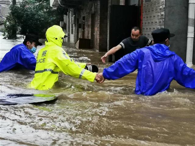 【大楚资讯】 突降暴雨半小时淹水齐腰深 武汉一社区凌晨转移居民资讯,突降,暴雨,半小时,淹水