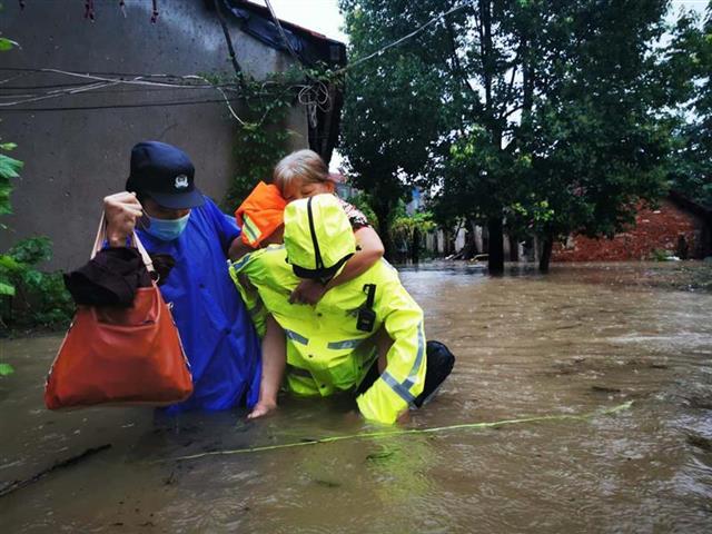 【大楚资讯】 突降暴雨半小时淹水齐腰深 武汉一社区凌晨转移居民资讯,突降,暴雨,半小时,淹水