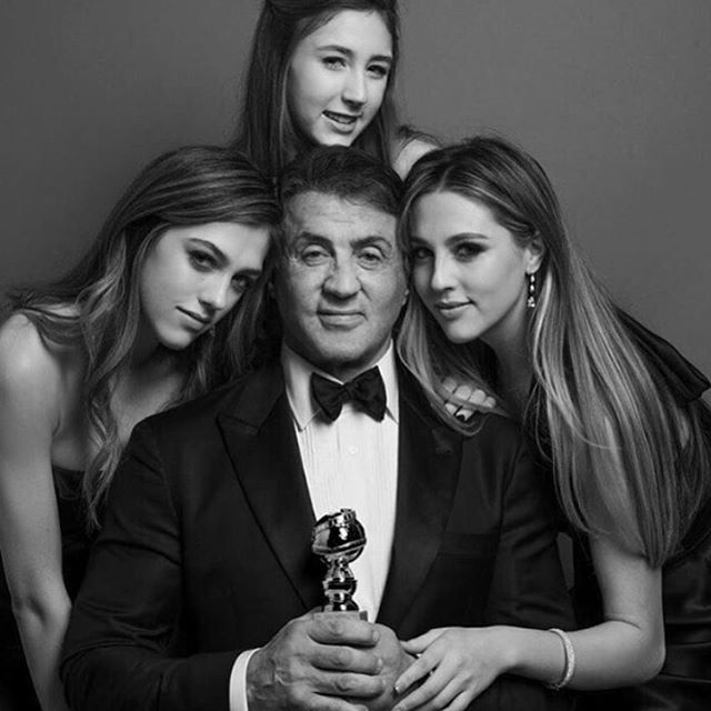 史泰龙74岁生日超幸福:三千金亲自做生日早餐,小23岁娇妻晒照表白