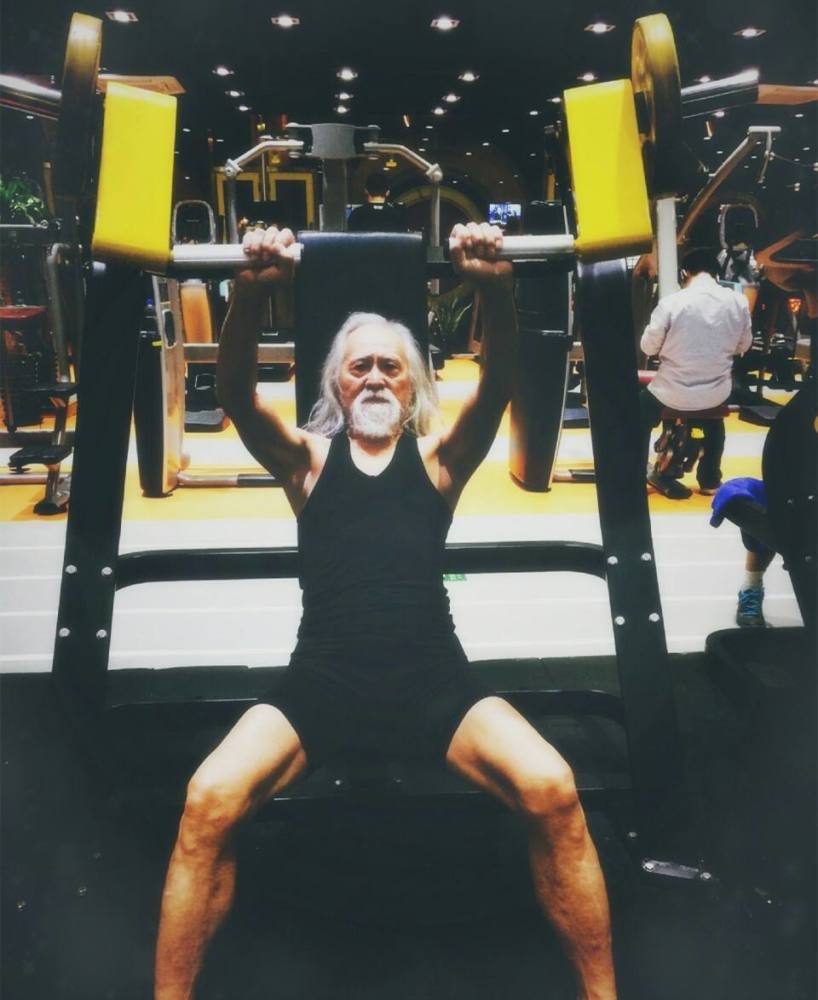 被称为荷尔蒙老人,84岁每天撸铁,座驾更是霸气