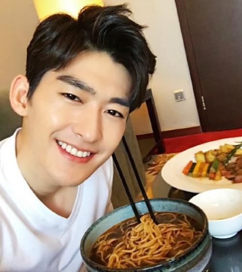 一起来看流星雨|《流星雨》11年后，张翰郑爽复合失败，他12年地下恋情修成正果