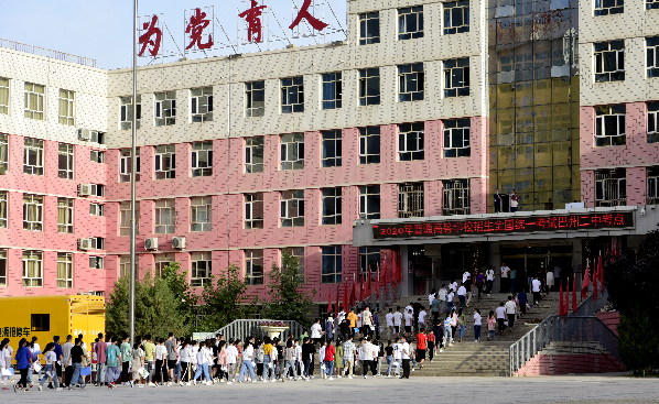 "开门红"的红衣,37名教师身着寓意巴州第二中学石油分校缓缓开出,5辆