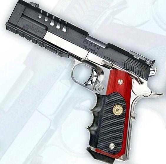 作为个人防卫武器的手枪反而现代战场之上显得更为重要,在室内,密林