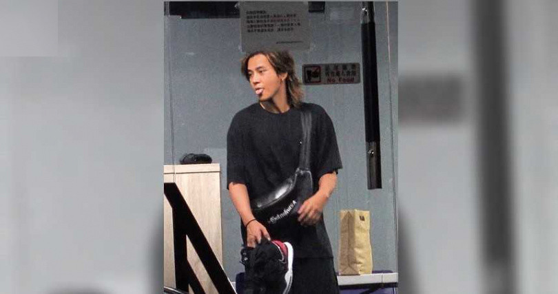 罗志祥|罗志祥风波后首现身秀吐舌表情，多人球馆聚会到凌晨，被邓丽欣男友送回家