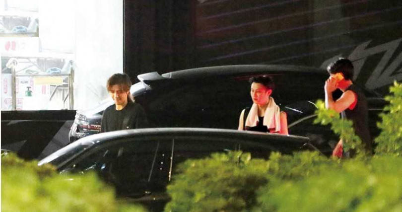 罗志祥|罗志祥风波后首现身秀吐舌表情，多人球馆聚会到凌晨，被邓丽欣男友送回家