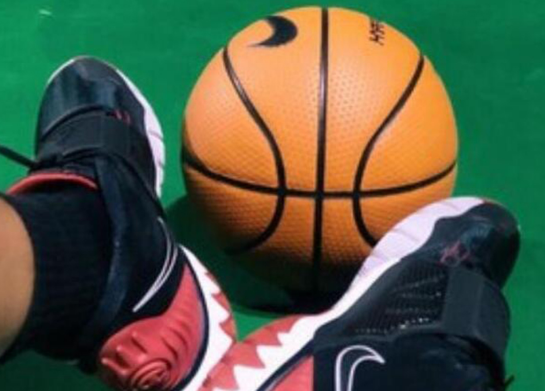 罗志祥|罗志祥风波后首现身秀吐舌表情，多人球馆聚会到凌晨，被邓丽欣男友送回家