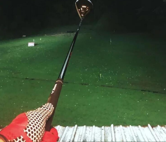 罗志祥|罗志祥风波后首现身秀吐舌表情，多人球馆聚会到凌晨，被邓丽欣男友送回家