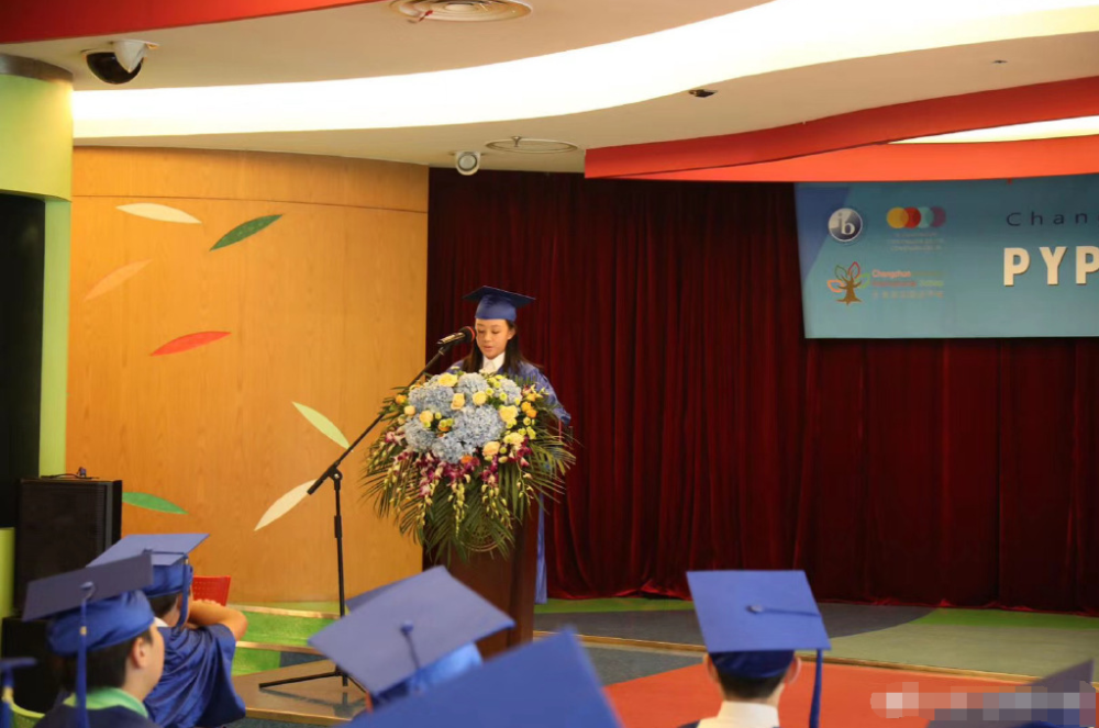 吴启华|吴启华女儿小学毕业，穿毕业服演讲落落大方，五官精致长相漂亮