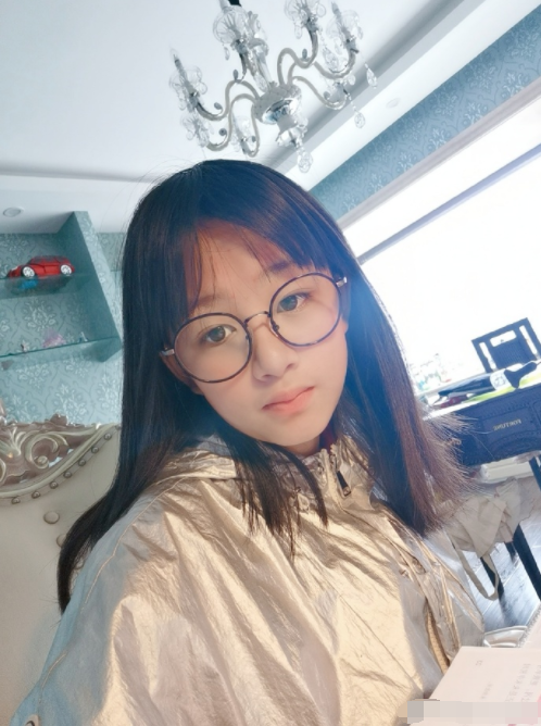 吴启华|吴启华女儿小学毕业，穿毕业服演讲落落大方，五官精致长相漂亮