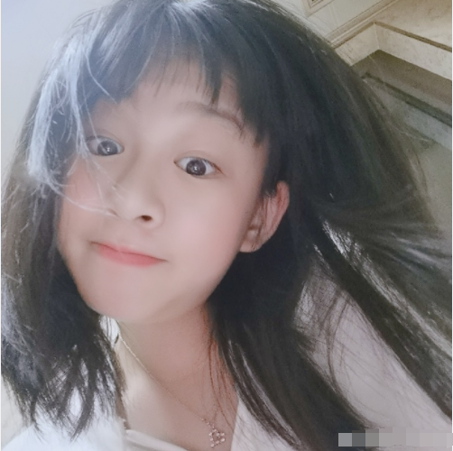 吴启华|吴启华女儿小学毕业，穿毕业服演讲落落大方，五官精致长相漂亮