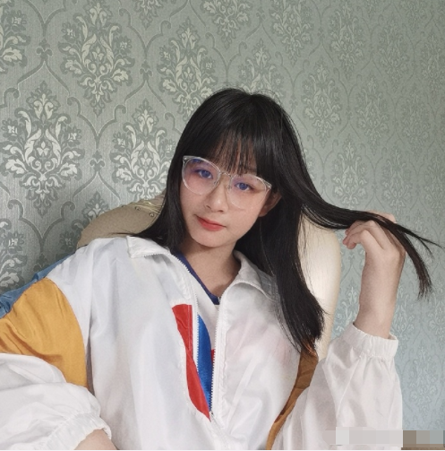 吴熙儿也有自己的社交账号,日常晒出不少近照,11岁的她体型姣好,脸蛋