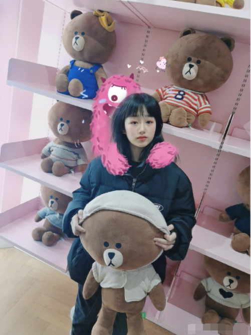 吴启华|吴启华女儿小学毕业，穿毕业服演讲落落大方，五官精致长相漂亮