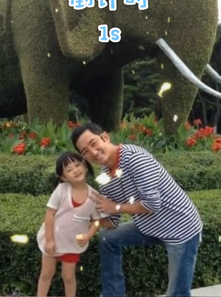 吴启华|吴启华女儿小学毕业，穿毕业服演讲落落大方，五官精致长相漂亮