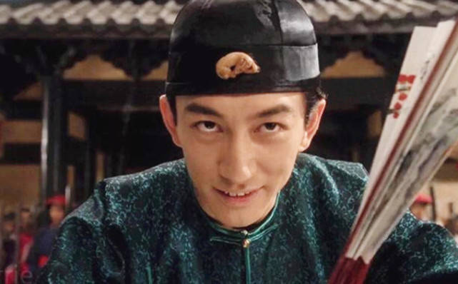 吴启华|吴启华女儿小学毕业，穿毕业服演讲落落大方，五官精致长相漂亮