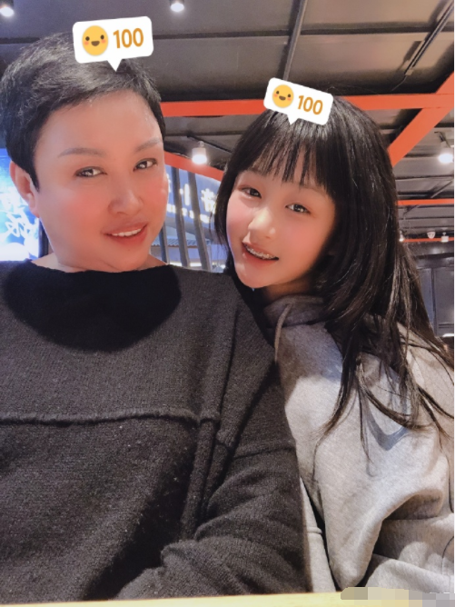 吴启华|吴启华女儿小学毕业，穿毕业服演讲落落大方，五官精致长相漂亮