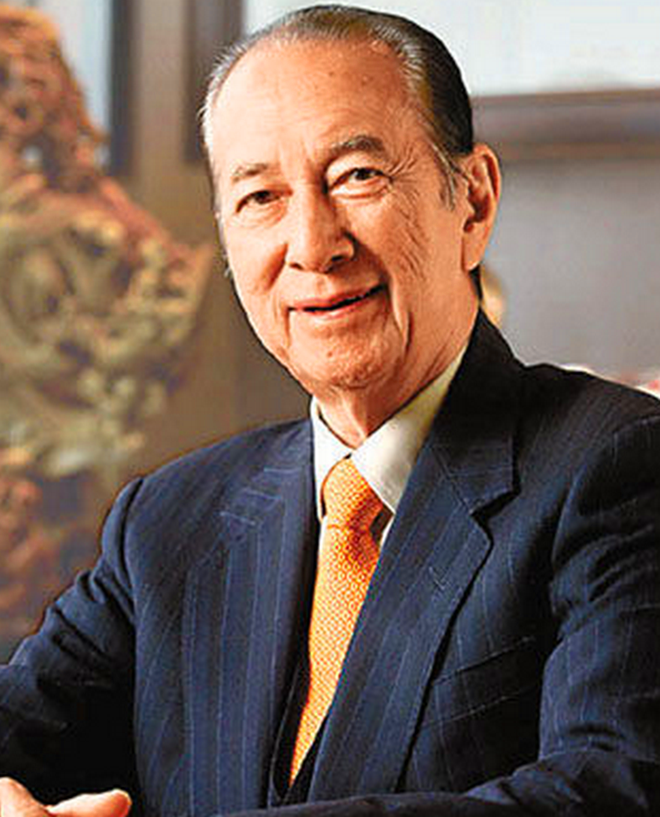 汪明荃|73岁汪明荃吊唁赌王后晒两人珍贵旧照，年轻阿姐超美，赌王高大帅气