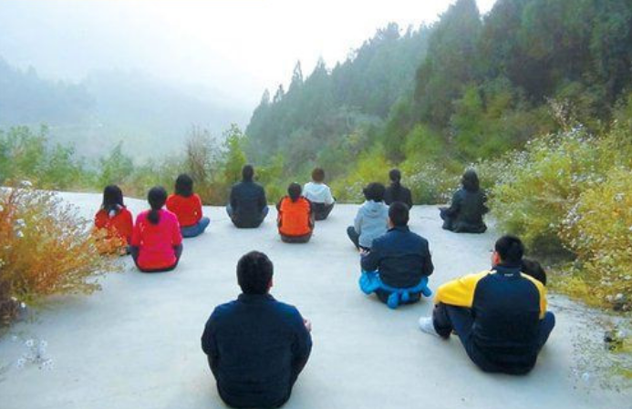 女子被灵修班迷惑,和男学员深入交流,家庭