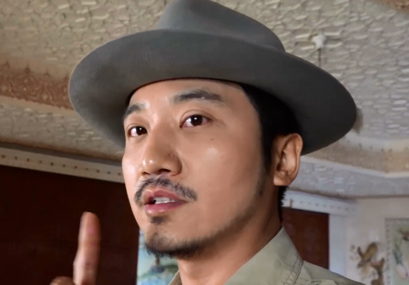 著名网红博主雷探长带外国美女冒险,故意踩踏丹霞地貌