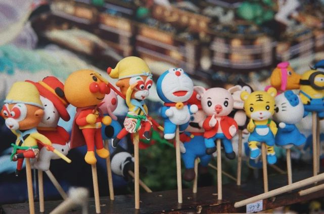 豫园集市食玩校场捏面人吹糖人盘一个古代的发髻