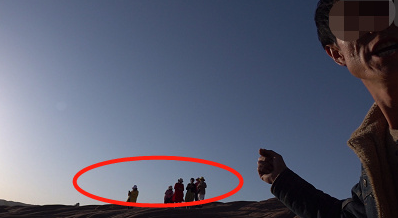 网红|玩大了！著名网红博主雷探长带外国美女冒险，故意踩踏丹霞地貌