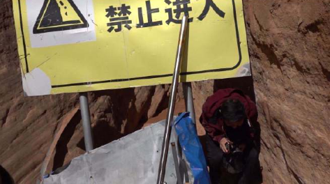 网红|玩大了！著名网红博主雷探长带外国美女冒险，故意踩踏丹霞地貌