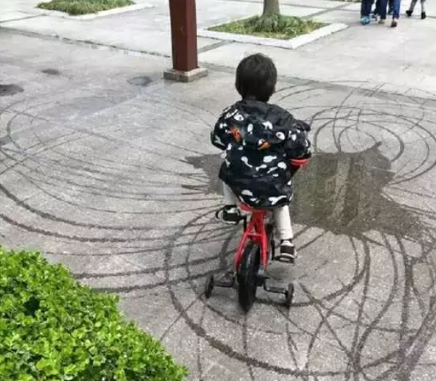 绘画|那些爱画画的明星小孩，现在都怎么样了？