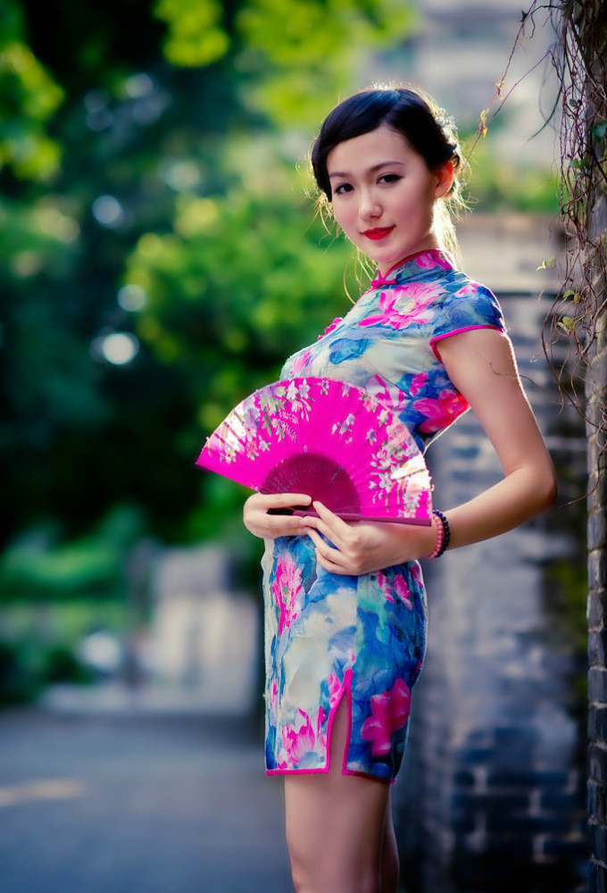 穿着碎花旗袍的中年少女看着很有交际花的气质