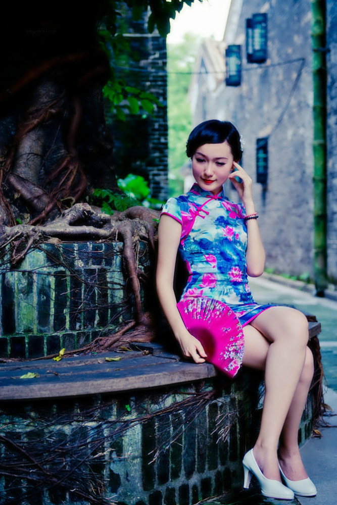 穿着碎花旗袍的中年少女看着很有交际花的气质