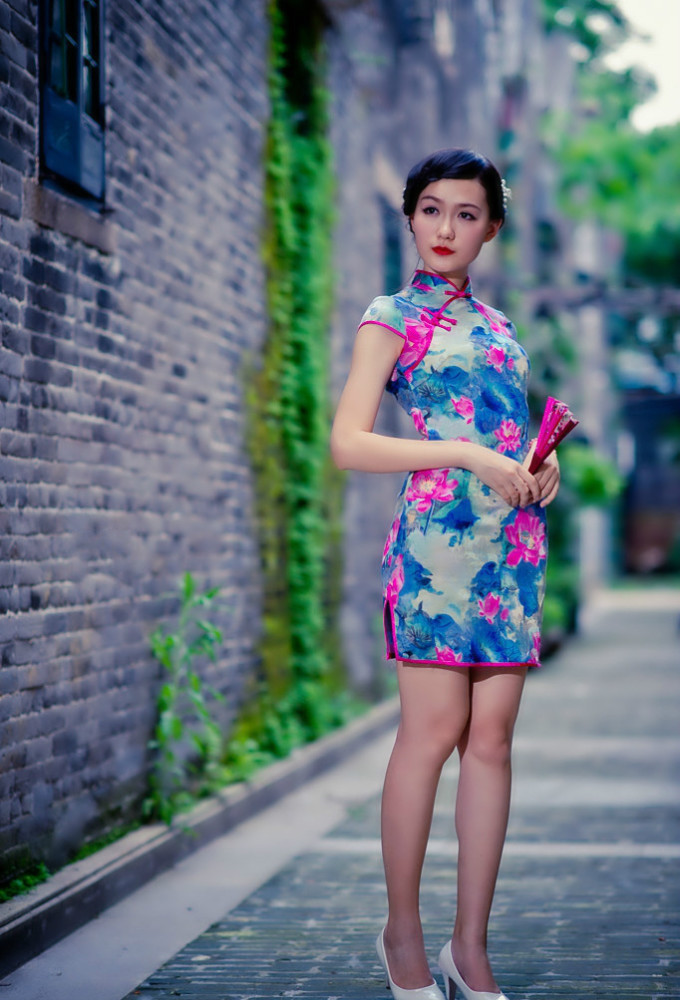 穿着碎花旗袍的中年少女看着很有交际花的气质