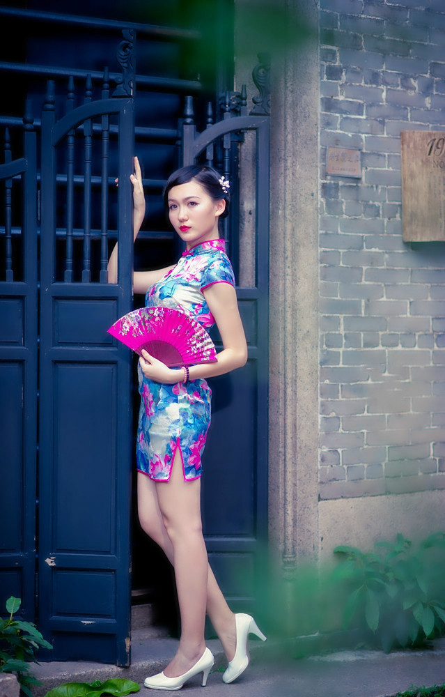 穿着碎花旗袍的中年少女看着很有交际花的气质