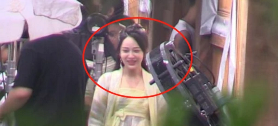 杨紫|杨紫发福严重穿黑衣遮肉，收工后买零食奶茶，疾步快走似可爱企鹅