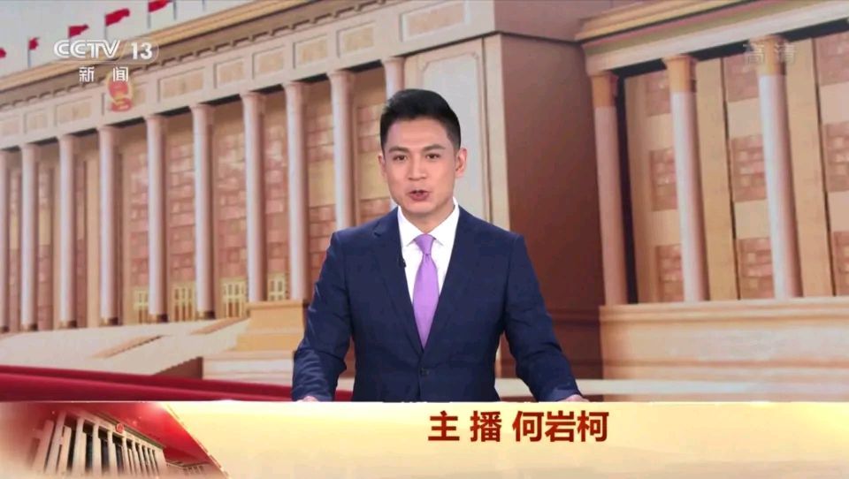 何岩柯|央视最帅的80后新闻主播何岩柯，这颜值和资历完全可以考虑接郭志坚的班